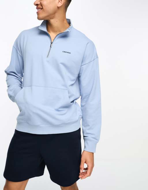Calvin Klein – Jasnoniebieski sweter z suwakiem pod szyją