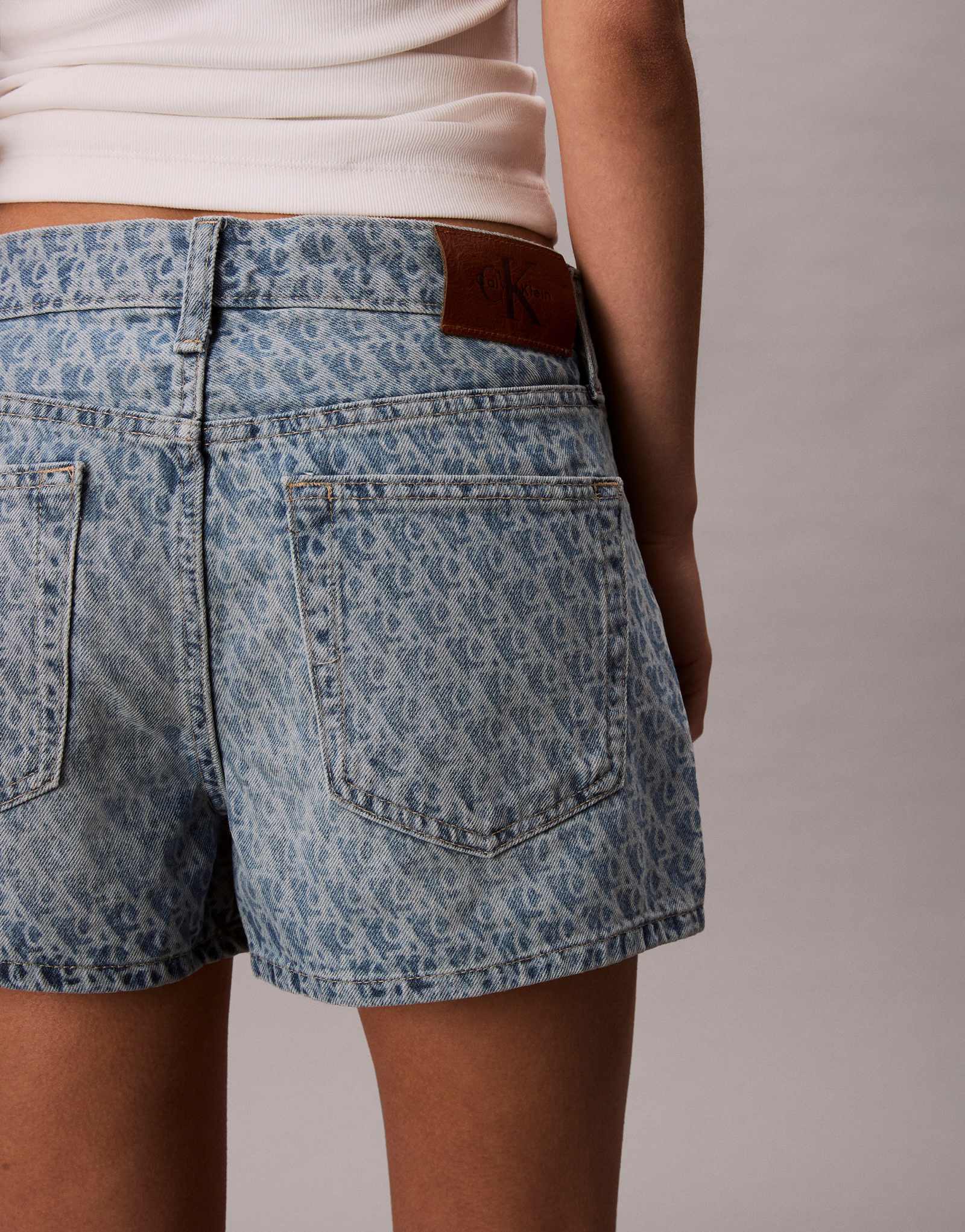 Джинсовые шорты Calvin Klein Jeans 90-х годов с выцветшим принтом в виде монограммы