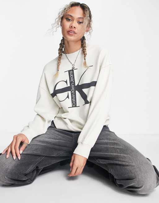 Calvin Klein Jeans – Äggskalsfärgad, rundhalsad, tvättad tröja med monolog i rand