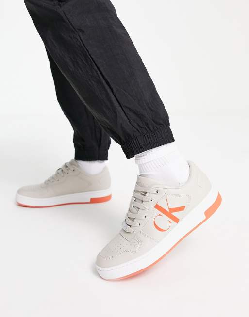 Calvin Klein Jeans – Äggskalsvita basketsneakers i läder