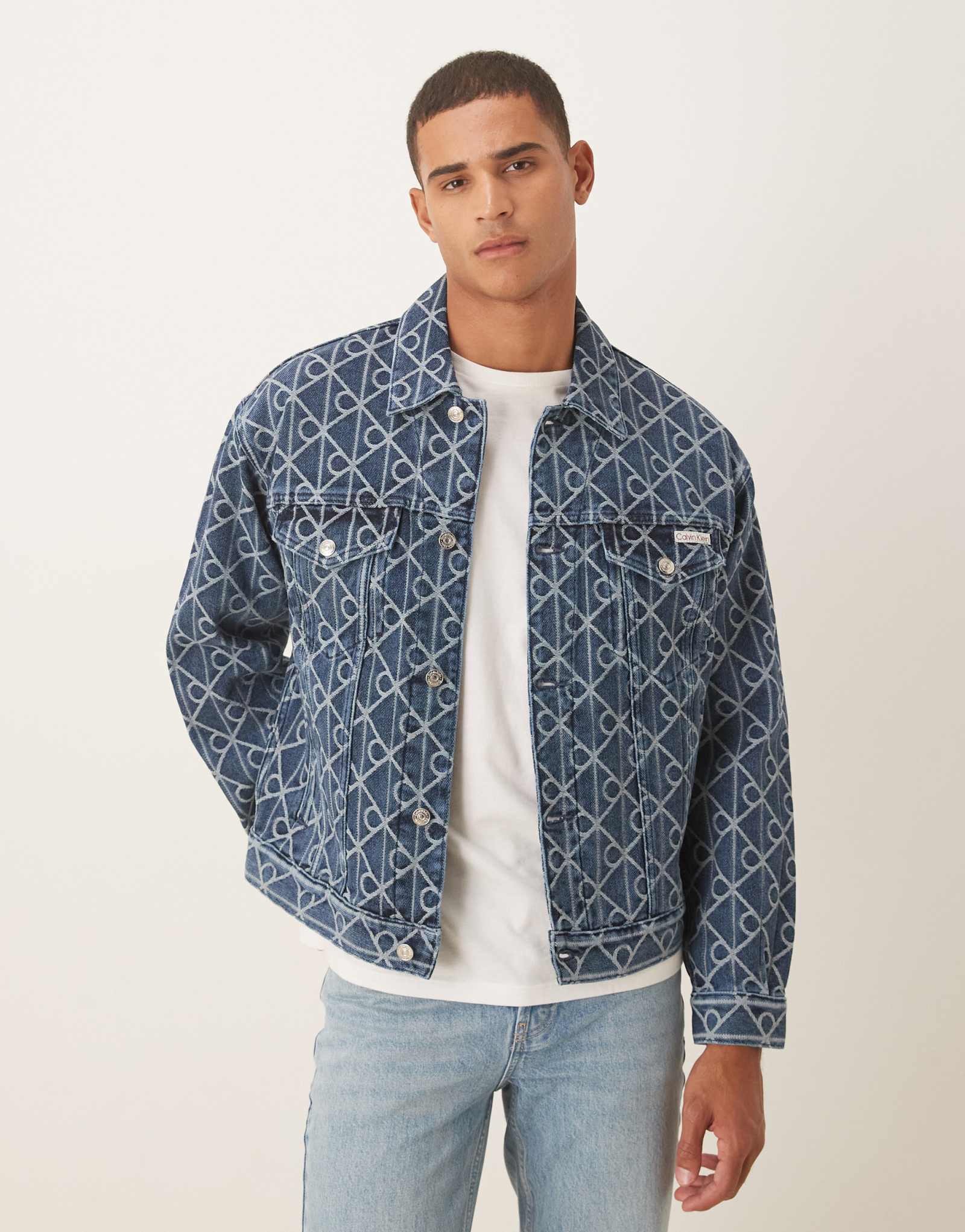 Джинсовая куртка Calvin Klein Jeans с логотипами по всему телу цвета индиго.