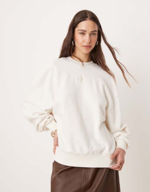 Calvin Klein Jeans Angenehmes Sweatshirt in WollweiB exklusiv bei ASOS