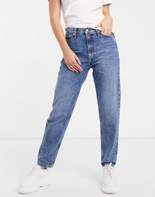 Mom jeans with repeated monogram Jean Calvin Klein en coloris Bleu Femme Vêtements Jeans Jeans coupe droite 