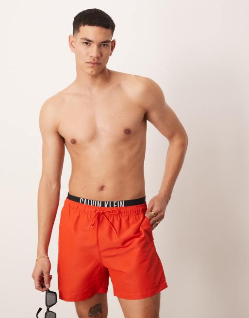 Calvin Klein Jeans – Badeshorts im Farbton Intense Power in Flaming Chili mit doppeltem Bund