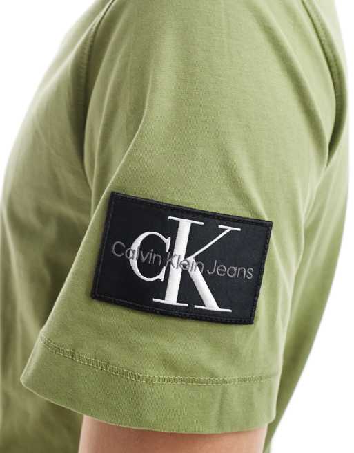 Calvin Klein Jeans badge regular t-shirt in juniper, 3 of 4