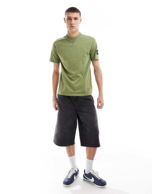 Calvin Klein Jeans badge regular t-shirt in juniper, 4 of 4