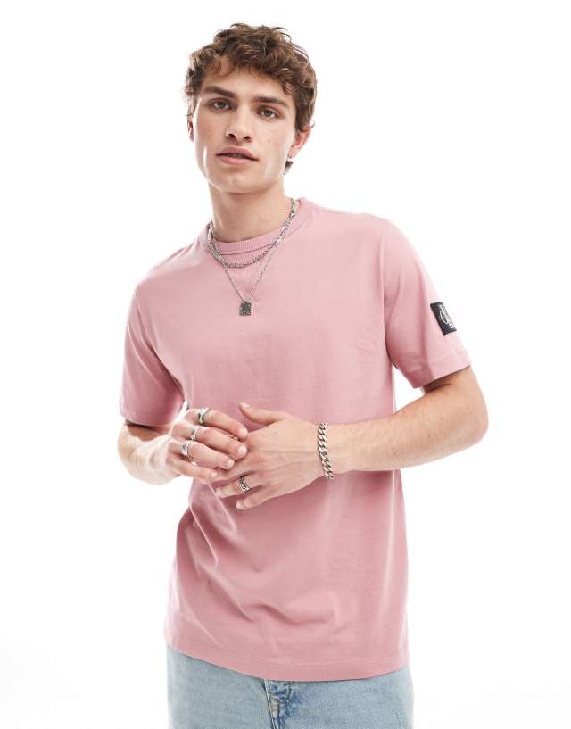 Calvin Klein Jeans - badge t-shirt in pink