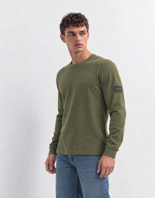 Calvin Klein Jeans Badge Waffle Langarm-T-Shirt mit Rundhalsausschnitt in Khaki, 9 von 10
