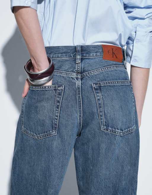 Calvin Klein Jeans barrel jeans med låg midja i mellanblå tvätt, 4 av 6