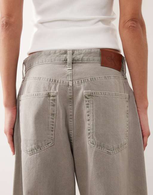 Calvin Klein Jeans – Barrel-Leg-Jeans in Grau mit Cropped-Länge, 4 von 5