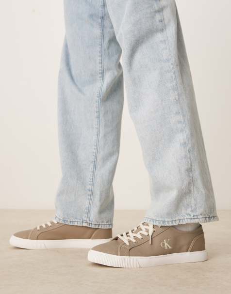 Calvin Klein Jeans – Basic-Sneaker aus Canvas in Beige und Weiß mit niedrigem Schaft - view 1