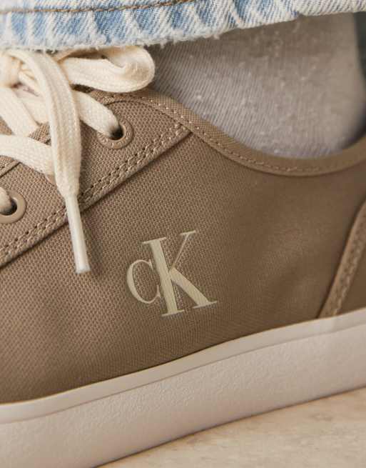 Calvin Klein Jeans – Basic-Sneaker aus Canvas in Beige und Weiß mit niedrigem Schaft, 2 von 5