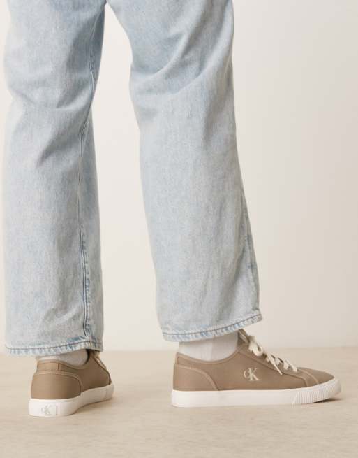 Calvin Klein Jeans – Basic-Sneaker aus Canvas in Beige und Weiß mit niedrigem Schaft, 3 von 5