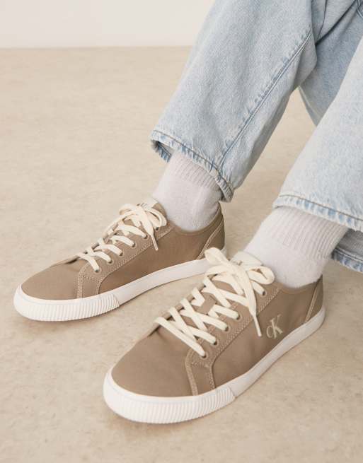Calvin Klein Jeans – Basic-Sneaker aus Canvas in Beige und Weiß mit niedrigem Schaft, 4 von 5