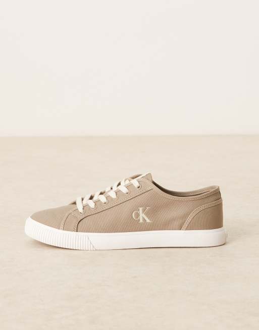 Calvin Klein Jeans – Basic-Sneaker aus Canvas in Beige und Weiß mit niedrigem Schaft, 5 von 5