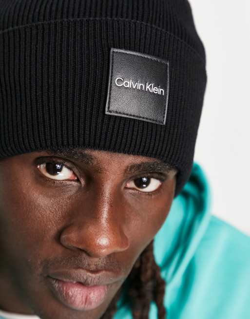 Calvin Klein Jeans – Baumwoll-Strickmütze in Schwarz mit feinem Rippenmuster, 4 von 4