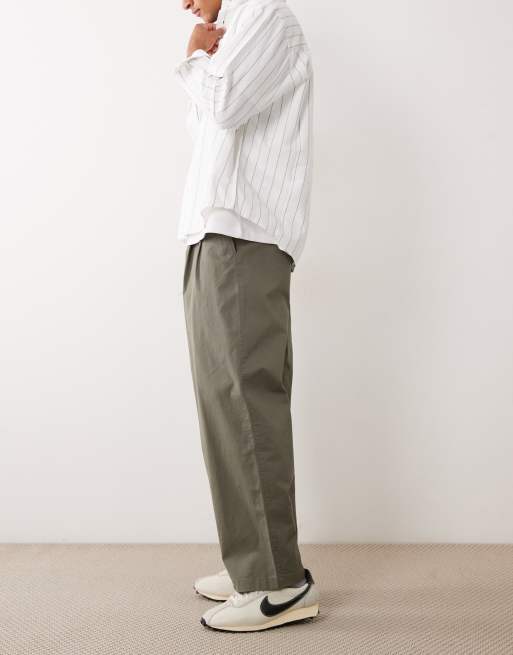 Calvin Klein Jeans – Baumwollhose in Olivgrün mit Bundfalten, 3 von 5