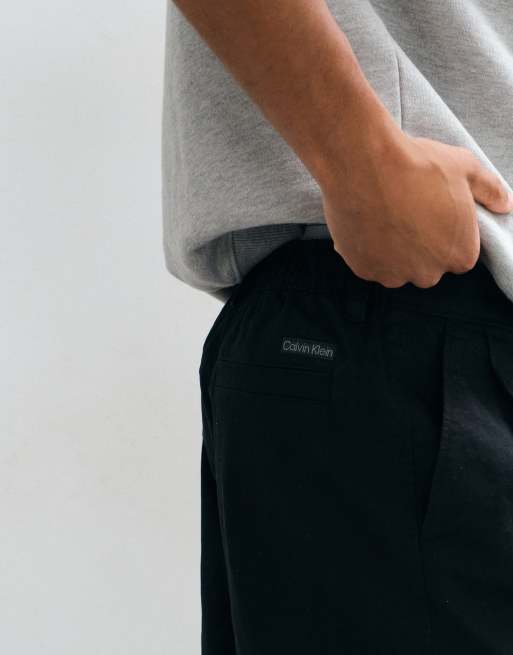 Calvin Klein Jeans – Baumwollhose in Schwarz mit Bundfalten, 4 von 5