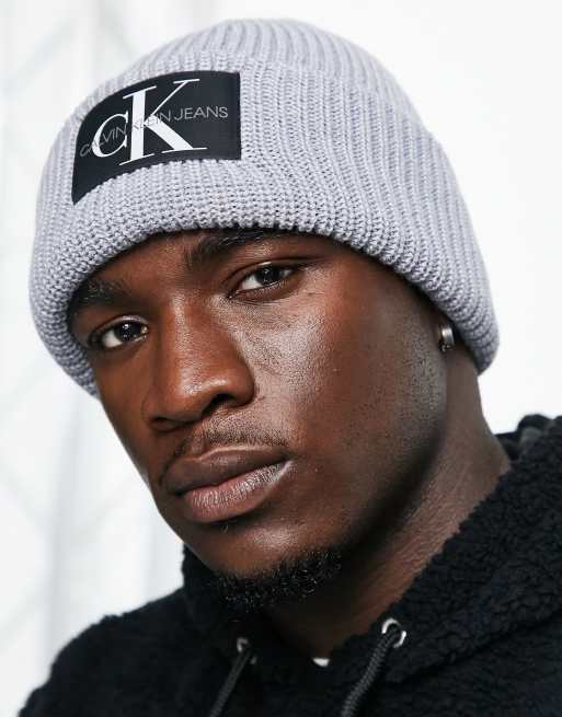 Calvin Klein Jeans - Beanie met monogram-badge in grijs