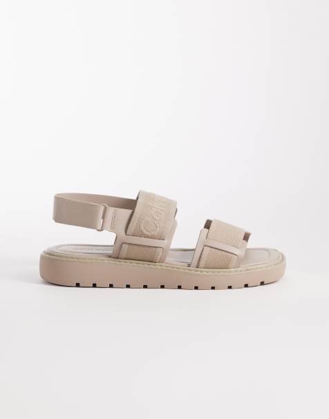 Calvin Klein Jeans - Beige sandaler med firkantet tå og stropper i kanvas samt stort logo - view 1