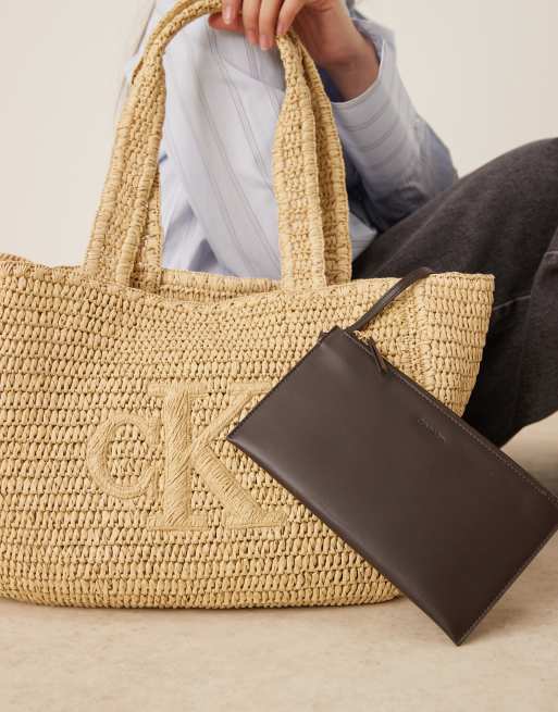 Calvin Klein Jeans – Beige toteväska i raffia med medelstor logga , 3 av 4