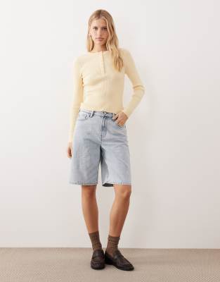 Calvin Klein Jeans - Bermuda-Jeansshorts in ausgeblichenem Blau