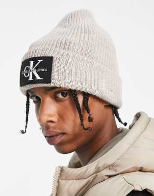 Calvin Klein Jeans – Beżowa czapka beanie z czarno-białym logo 