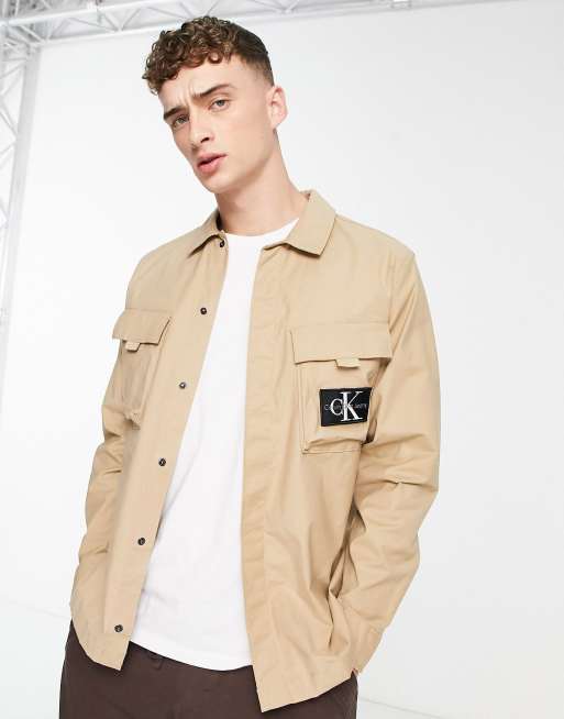 Calvin Klein Jeans – Beżowa koszula wierzchnia o luźnym kroju z bojówkowymi kieszeniami