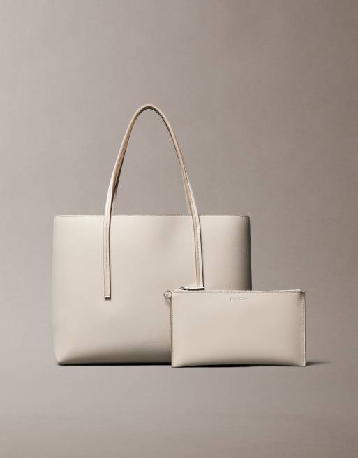 Calvin Klein Jeans – Beżowa mała torebka typu tote z foliowanym logo i portmonetką