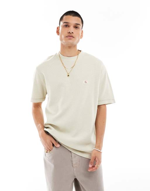 Calvin Klein Jeans – Beżowy luźny T-shirt o waflowej strukturze z logo