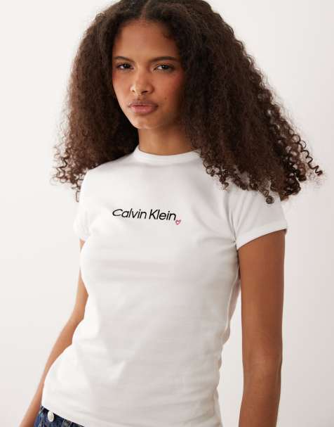 Calvin Klein Jeans – Biały dopasowany T-shirt z logo w kształcie serca - view 1