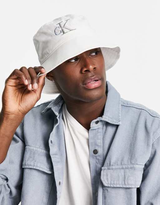 Calvin Klein Jeans – Biały kapelusz typu bucket z wyhaftowanym monogramem
