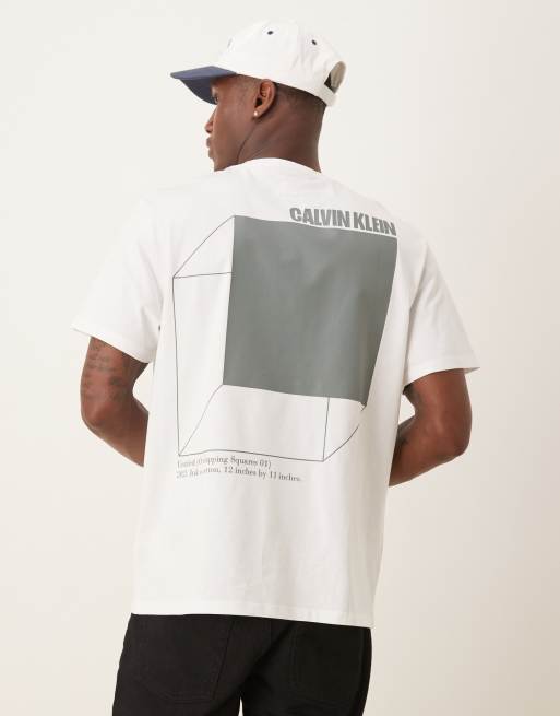 Calvin Klein Jeans – Biały T-shirt o pudełkowym kroju z nadrukiem z kostką 3D na plecach