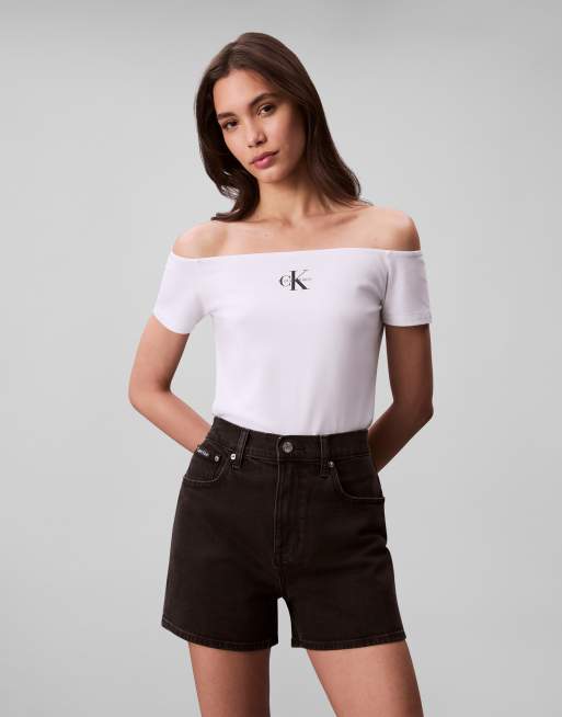 Calvin Klein Jeans – Biały T-shirt z krótkimi rękawami z odsłoniętymi ramionami i logo
