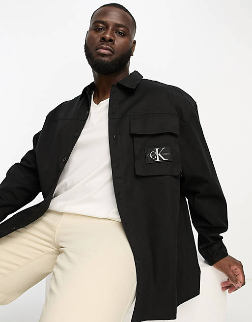 Calvin Klein Jeans Big & Tall – Hemdjacke mit Utility-Logo-Brusttasche in  Schwarz | ASOS