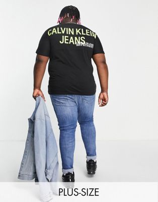 Marques de designers Calvin Klein Jeans - Big & Tall - T-shirt à imprimé graphique et urbain au dos - Noir