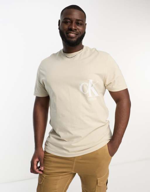 Calvin Klein Jeans - Big & Tall - T-shirt à logo décalé monogramme - Beige