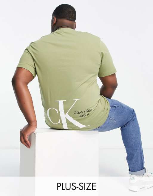 Calvin Klein Jeans Big & Tall – T-shirt w kolorze khaki o pudełkowym kroju z nadrukiem logo na plecach