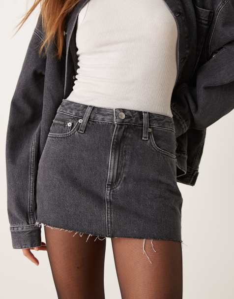 Calvin Klein Jeans – Blekgrå minikjol i denim med råskuren fåll – Endast hos ASOS - view 1