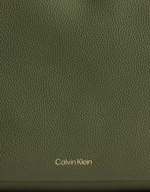 Calvin Klein Jeans - bolso bucket mediano y holgado en caqui, 3 de 4