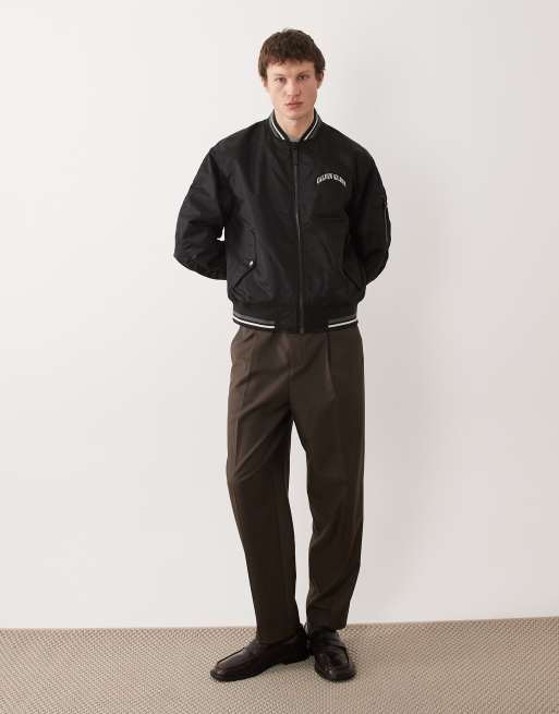Calvin Klein Jeans – Bomberjacke aus Nylon in Schwarz mit gestreiftem Kragen und Grafik, 2 von 5