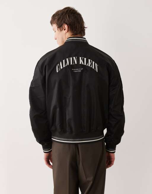 Calvin Klein Jeans – Bomberjacke aus Nylon in Schwarz mit gestreiftem Kragen und Grafik, 3 von 5