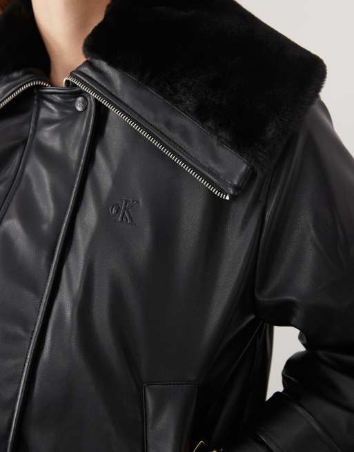 Calvin Klein Jeans Bomberjacke in Lederoptik mit Kragendetail in Schwarz, 3 von 4