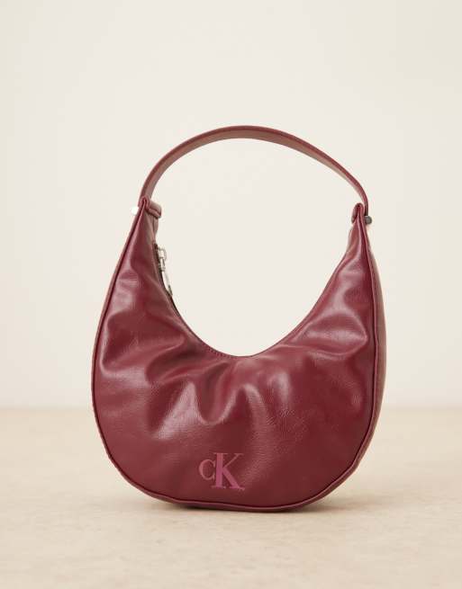 Calvin Klein Jeans - Bordeaux lille halvmåneformet taske med blank finish, 2 af 4