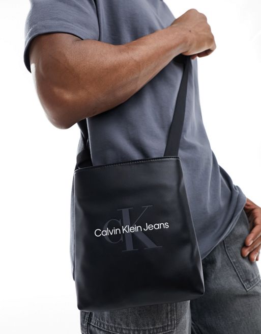 Calvin Klein Jeans - Borsa piatta nera morbida con monogramma