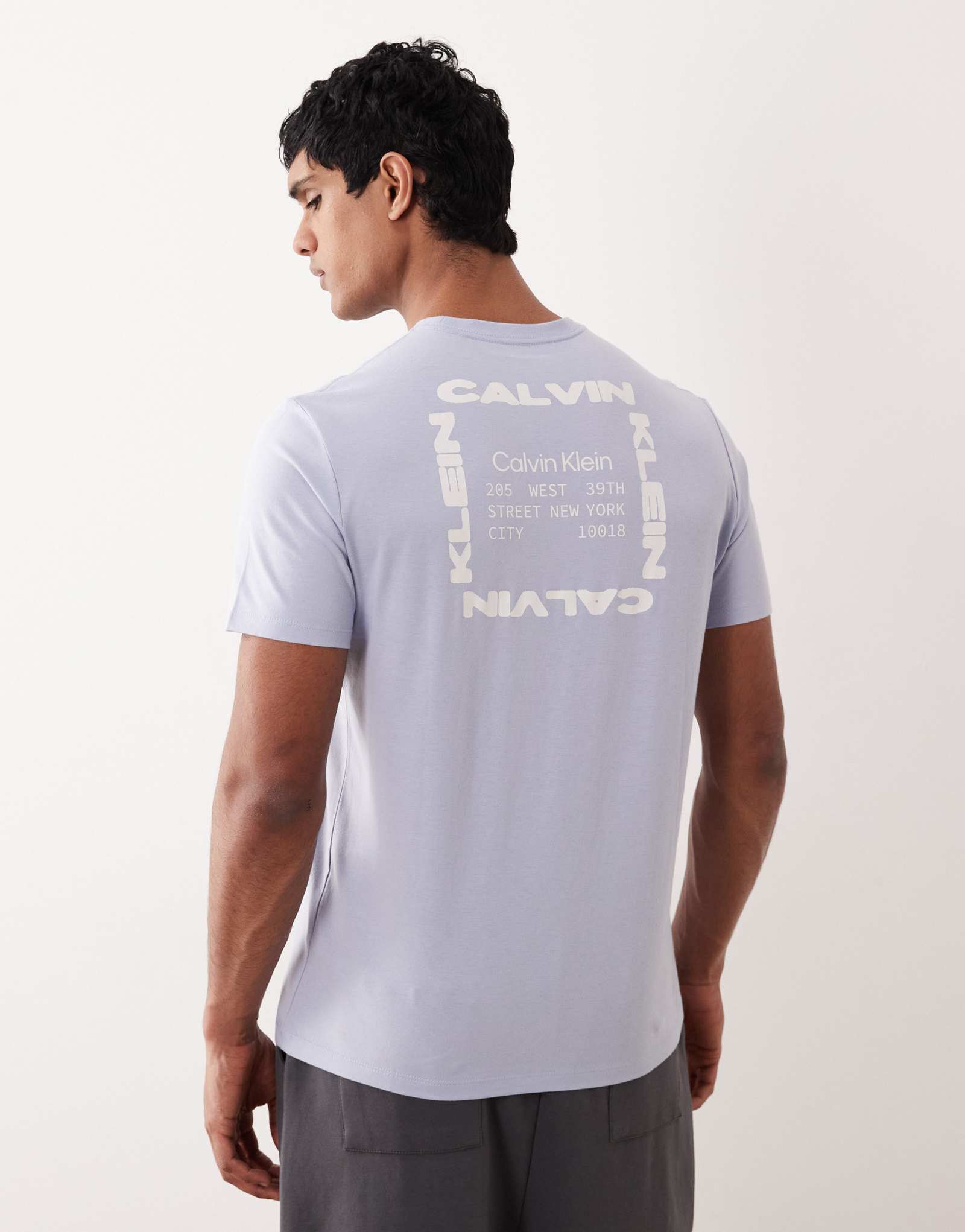 Футболка Calvin Klein Jeans с графическим принтом в виде коробки светло-голубого цвета