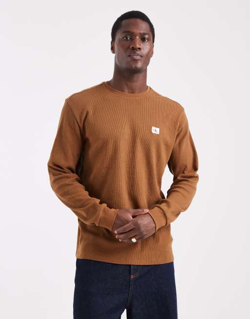 Calvin Klein Jeans – Brązowy T-shirt o waflowej fakturze z długimi rękawami i naszywką z logo