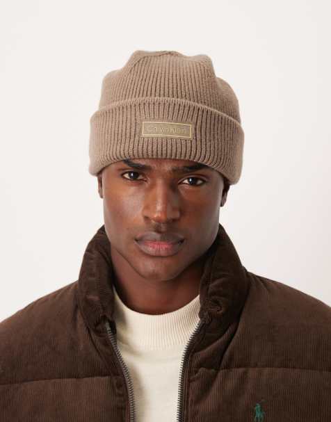 Calvin Klein Jeans - Breed geribbeld beanie met patch in bruin - view 1