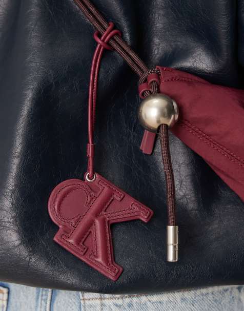 Calvin Klein Jeans - Breloque de sac en cuir à monogramme embossé - Bordeaux - view 1