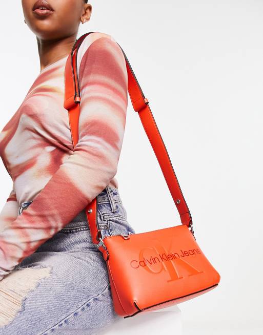 Calvin Klein Jeans Camera bag sagomata arancione ASOS